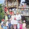 (cs)  Der Zellinger Verein „Smokers Paradise“ übergab dem Kindergarten St. Georg einen Scheck im Wert von 300 Euro aus den Einnahmen der jüngsten vereinsinternen Tombola. Die Kinder und die Leitung des Kindergartens, Elvi Schwab (links), freuten sich sehr. Stellvertretend waren vom Verein der Vorsitzende, Manfred Schneider (rechts), und die Kassiererin, Rebecca Goldstein (Mitte) anwesend. Mit dem Geld möchte der Kindergarten passend zum diesjährigen Thema „Zirkus“ einen Zauberer für die Kinder engagieren.