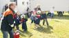 Beim Feuerwehrfest in Oberwildflecken versuchten die Kinder mit der Kübelspritze, gefüllte Pappbecher abzuschießen.