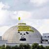 Greenpeace-Aktivisten steigen dem Atomkraftwerk Unterweser auf die Kuppel, um die Unsicherheit bei Flugzeugabstürzen zu kritisieren.