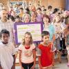 Eine Spende über 1200 EURO haben Schüler der Schweitzer-Schule für Jasmin Götz aus Unterspiesheim „erlaufen“. Vorne von links: Yuel Emho von der dritten Klasse lief 16 Runden, Vanessa Chmielewski von der 2. Klasse 13 Runden, Jasin Gültakin von der 4. Klasse 14 Runden. Nicht auf dem Bild Leonardo Then, sie lief 12 Runden  Zweite Reihe von links Elternbeiratsvorsitzender Alan Kocatürk, Hedwig Götz, die Mutti von Jasmin und Schulleiterin Elfi Göb-Endres.