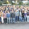 Die 95 Abiturienten des Jack-Steinberger-Gymnasiums Bad Kissingen 2009 mit der Ständigen Stellvertreterin des Schulleiters Studiendirektorin Gerhild Ahnert (links) und den beiden Kollegstufenbetreuern Studiendirektor Klaus Hein und Studiendirektor Jürgen Schreier (rechts).