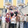 Die Lausitz ist eine Reise wert, stellten die Frankenwinheimer Senioren bei ihrem Fünf-Tage-Ausflug fest. Im Bild die Ausflugsgruppe vor dem Bischof-Benno-Haus in Schmochtitz.