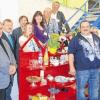 Die Mitarbeiter von „Brauchbar“ freuen sich auf ihre Arbeit im Sozialkaufhaus HATWAS. Zweiter von links: Lothar Bock, Diakon und Beiratsvorsitzender, Dritter von links: stellvertretender Bürgermeister Peter Juks, Vierter von links: Eberhard Blenk, Fachbereichsleiter des Beratungs- und Eingliederungszentrums für Arbeitssuchende des Landratsamtes, rechts oben Hartfried Groksch, Geschäftsführer der Brauchbar GmbH.