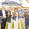 „Anstoßen“ auf einen gelungenen Festverlauf für die Wernecker Bierwoche (von links): Stefan Schäflein (Marktgemeinderat und zweiter Vorsitzender der „Sportfreunde Stettbach“), Stefan Reusch (Wernecker Bierbrauerei, Braumeister), Landrat Harald Leitherer, Bürgermeisterin Edeltraud Baumgartl, Hans Jörg Lang, Inhaber der Wernecker Bierbrauerei, Sportfreunde-Vorsitzender Helmut Brätz und Roland Hofmann (Nova Music).