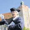 Michael Klarner, Anbieter von Erlebnis-Stadtführungen, steht verkleidet als Illuminaten-Ordensgründer Adam Weishaupt vor dem Münster in Ingolstadt (Oberbayern). Klarner bietet eine Erlebnis-Stadtführung zu den Illuminaten durch Ingolstadt an.
