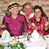 Nach dem Konzert im vergangenen Jahr: Cecilia Bartoli (rechts) im Gasthaus bei Evi Körner (Mitte) mit der Intendantin, Kari Kahl-Wolfsjäger (links).