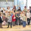 „Einfach spitze, dass du da bist“ – mit diesem Lied verabschiedeten die Kinder der Kinderkirche Pfarrer Dr. Langsam (hinten rechts) im Rahmen eines Festgottesdienstes.