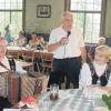 Manfred Zirkelbach (Mitte), Vorsitzender der Arge Mundarttheater Franken, konnte zum Mundart-Nachmittag im Fränkischen Freilandmuseum auch Helmut Handwerker (links) und Gabi Gröschel (rechts) begrüßen, die mit Cilli Pigor, Ilse Jurisch und Fritz Held sowie Akteuren aus dem Publikum für ein buntes Programm sorgten.