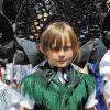 (lsw)   Drei Mädchen in traditioneller Tracht liefen am Montag mit der Prozession zum Heilig-Blut-Fest auf der Bodenseeinsel Reichenau. Sie tragen dabei große Radhauben auf dem Kopf. Das Heilig-Blut-Fest ist der höchste Feiertag auf der Reichenau. Die Reliquie soll blutgetränkte Erde von Golgatha, Splitter vom Kreuz Christi und ein blutgetränktes seidenes Tüchlein enthalten. Sie kam im Jahr 925 auf die Bodenseeinsel. Am Heilig-Blut-Fest findet jedes Jahr eine Prozession statt.