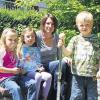 (vo)   Große Freude herrschte bei den kleinen Gewinnern des Luftballonwettbewerbs, den der Elternbeirat der Kindertagesstätte „Löwenzahn“ in Urspringen beim Tag der offenen Tür veranstaltet hatte. Gegen einen Euro Teilnahmegebühr konnten die Kinder einen Ballon Karte steigen lassen. Den weitesten Weg legte der Luftballon von Jannik Köhler zurück. Er landete im rund 70 Kilometer entfernten Brüchlingen bei Rothenburg. Hierfür erhielt der fünfjährige Jannik als Hauptpreis einen Roller, gespendet von der Firma Weimann. Über einen Eisdielen-Gutschein freute sich Hanna Krug, deren Ballon ins 46 Kilometer entfernte Martinsheim geflogen war. Den dritten Platz belegte Fabienne Scheiner, deren Luftballon nach Marktbreit geflogen war. Sie erhielt von der Leiterin der Kindertagesstätte, Carmen Herrmann, ein Buch. Im Bild: die stolzen Gewinner zusammen mit der Leiterin der Kindertagesstätte.