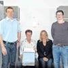(ka)   Über Glückwünsche vom Chef und von der Handwerkskammer konnte sich Edgar Krieger freuen. Er arbeitet seit über 25 Jahren bei Fliesen-Gehret in Karlstadt. Es dürften viele tausend Quadratmeter Fliesen und Natursteinplatten sein, die der Retzstadter in diesem Viertel Jahrhundert mit Tonnen von Fliesenkleber und Fugenmörtel für die Kunden des Karlstadter Fachgeschäfts verlegte. Im Bild von links: Bernd Gehret, Edgar Krieger, Jutta-Gehret und Marc-André Gehret.