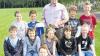 (stet)   Freude bereiteten die Erstkommunionkinder von Trennfeld dem Kinderhospizverein Sternenzelt und seinem Vorsitzenden Stefan Zöller: Zu ihrer Erstkommunion wollten sie auch an die Kinder denken, die nicht in einer solch glücklichen Lage sind wie sie, und spendeten dem Kinderhospizverein „Sternenzelt“ 295 Euro. Vorsitzender Stefan Zöller erläuterte den Kindern die Ziele des Kinderhospizes „Sternenzelt“ Mainfranken: Familien mit unheilbar erkrankten Kindern und jungen Erwachsenen sollen begleitet werden. Auch die Geschwister der kranken Kinder sollen Hilfe erfahren, denn bei ihnen kann ein Gefühl der inneren Ausgrenzung entstehen. Zöller zeigte sich überaus erfreut über die Spende. Wer mehr über den Kinderhospizverein wissen möchte, kann sich unter www.kinderhospiz-sternenzelt.de oder bei Vorsitzendem Stefan Zöller, Paradiesstraße 36, 97855 Triefenstein, informieren. Spendenkonten: Sparkasse Mainfranken Würzburg BLZ 79050000, Konto Nr.: 33043 oder Raiffeisenbank Marktheidenfeld BLZ 9065160, Konto Nr.: 71250. Die Erstkommunikanten: Lisa Löber, Anika Losereit, Anna Hoh, Amelie Wolz, Maximilian Kuhn, Lorenz Kuhn, Timo Schwarz, Jonas Hahmann, Ludwig Kuhn, Marcel Schneider und Nico Riedmann.