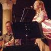 Iren sind menschlich: So auch Patricia von der Kelly-Family – hier mit Gitarrist Ralph Herrnkind – im Stattbahnhof.