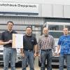 (geri)   Als einer von 100 Betrieben in Deutschland hat das Ford-Autohaus Deppisch in Werneck die „A 1-Auszeichnung in Bronze für erstklassige Gebrauchtwagen-Auslieferungsqualität“ verliehen bekommen. Die Kölner Ford-Werke verteilen diese Anerkennung jährlich den besten „Ford-A 1-Partnern“. A 1 steht demnach seit 25 Jahren für geprüfte Gebrauchtwagen mit Garantie, die ein umfassendes Leistungspaket mit hohem Qualitätsanspruch biete. Über die Auszeichnung für das Wernecker Autohaus freuen sich (von links) die Kfz-Meister Jorge Nunez und Christian Schima sowie die Geschäftsführer Norbert und Stefan Deppisch.