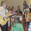 Begeistert waren die Schulkinder von der gemeinsamen Singstunde mit Rolf Zuckowski.