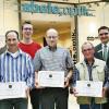 (nd)   Eine Wochenendreise nach Wien war der Hauptpreis des Preisausschreibens, das die Optikfiliale Abele auf Grund ihrer Neueröffnung in der Stadtgalerie veranstaltet hat. Außerdem gab es entweder eine Kiste Champagner oder einen Warengutschein im Wert von 50 Euro zu gewinnen. Die Gewinnerin des Hauptpreises, Monika Zimmermann, konnte bei der Übergabe nicht anwesend sein. Im Bild von links: Anja Kiesel mit Ehemann Charles, Axel Krause, Hans Haupt, Manfred Neubauer, Filialleiter Markus Wirth und Julia Hartmann.