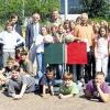 Begeistert nahmen die Kinder der fünften Klasse das neue Spielgerät „Match Point“ auf dem Pausenhof der Verbandsschule in Waldbüttelbrunn in Beschlag. Mit ihnen freuten sich: (von links) Lehrerin Natascha Schäbler, Schulleiter Martin Düring, Landtagsabgeordneter Günther Felbinger, Erfinder Peter Hofmann und Schulverbandsvorsitzender Bürgermeister Alfred Endres.