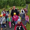 Mit Dekan Thomas Kessler pilgerten die Kindergartenkinder von Arnshausen zum Terzenbrunn.
