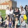 Schülerinnen der Volksschule Eußenheim vor der Deutschordensburg in Golub-Dobrzyn zusammen mit der italienischen Comeniusgruppe: in der ersten Reihe von links Barbara Scheuner, Franziska Döll, Vanessa Weller, Vanessa Weißenberger, Juliane Rätz.
