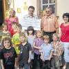 (si)   Große Freude herrschte im Kindergarten Obereschenbach: Der Hort erhielt eine Spende über 350 Euro von der Raiffeisenbank Hammelburg. Der Kindergarten will das Geld für die Anschaffung von Spielmaterial  im Außenbereich verwenden. Außerdem sollen verschiedene Spielsachen für die zwei- und dreijährigen Kinder gekauft werden, die jetzt neu im Kindergarten betreut werden, heißt es in einer Pressemitteilung. Zur Übergabe des Spendenschecks kam Kundenberater Peter Koberstein von der Raiffeisenbank Hammelburg persönlich in den Kindergarten. Im Beisein der Mädchen und Buben überreichte er den Scheck an Kinderpflegerin Diana Zuckrigl und Kindergartenleiterin Elke Franz. Dank sagte auch der Vorsitzende des St. Georg-Vereins, Erik Sitzmann.