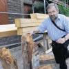 Völlig morsch waren die Trägerbalken des Dachstuhls am Elfershäuser Schloss. Restaurator Josef Feser hat diese bei den Sanierungsarbeiten entdeckt.
