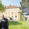 Schöne Aussichten. Stadtbau-Aufsichtsratsvorsitzender OB Georg Rosenthal (links) und Geschäftsführer Hans Sartoris versprechen beim Neubauprojekt Brunostraße attraktive wie bezahlbare Wohnungen. Die 58 Jahre alten Häuser sollen Ende des Jahres abgerissen werden.
