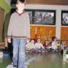 Konzentriert schreitet Elias auf dem Zahlenweg die nummerierten Teppichfliesen ab, zählt die Schritte mit. „Auf dem Zahlenweg kenne ich mich aus!“ ist das Ziel dieser Station. Die Kinder sollen nicht nur die Zahl, auf der sie stehen bleiben, kennen, sondern auch die ihrer Nachbarn wissen.