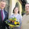 .(gi)   Seit 50 Jahren gibt es den „Eiring“, wie die Königsberger den Gasthof „Herrenschenke“ in der Marienstraße nennen. Zu diesem Anlass brachte Bürgermeister Erich Stubenrauch (links) den Betreibern, Anja Beyersdorfer und ihrem Mann Bernhard Ulrich, einen Blumenstrauß. Seinen Ursprung hatte die Herrenschenke in der Marienstraße im ehemaligen Anwesen Krapp. Sie wurde von den Großeltern von Anja Beyersdorfer, Josefa und Leopold Eiring im Jahre 1959 dort gegründet. Der Name Herrenschenke geht auf den Herrenhof zurück, der in unmittelbarer Nähe stand. Zehn Jahre später, 1969, zog die Herrenschenke ins ehemalige Pfarrhaus in der Marienstraße ein. Anfang der 80er Jahre hatten Tochter Elfriede und Karl-Hermann Beyersdorfer die Herrenschenke übernommen und renoviert. Es entstand ein neuer Gastraum, ein Biergarten und neun Fremdenzimmer. Seit 1991 wird der Betrieb von Anja Beyersdorfer und ihrer Familie weitergeführt. 2001 hat die Familie auch einen weiteren Gasthof, den „Goldenen Stern“ am Marktplatz, in Königsberg gekauft. Das Jubiläum wird Freitag und Samstag, 8. und 9. Mai, mit jeweils Musik am Abend und Sonderpreisen gefeiert. Am Samstag tritt Magic Richie ab 16 Uhr auf.