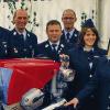 Segnung der Pumpe (von links): der stellvertretende Vorsitzende Mario Heil, der stellvertretende Kommandant Roland Bolz, Kreisbrandmeister Volker Hägerich, Vorsitzender Frank Vogler, die Feuerwehrfrauen Tamara Romeis und Lena Henz sowie Kommandant Roland Zehner.