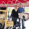 Groß und Klein arbeiten beim Aufbau des Volksfestes in Hammelburg mit.