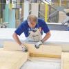 In der etwa 16 000 Quadratmeter großen Produktionshalle des Fertighausherstellers Hanse Haus im Buchrasen sind gleichzeitig Teile für sechs bis sieben Häuser in Arbeit. Wenn es schnell gehen muss, kann ein Haus in einem Vierteljahr nach Vertragsabschluss stehen.