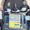 (old)   So richtig in die Vollen gehen 4 for Mürscht bei der Werbung für das Stadtfest „Musik & Märkte“ vom 10. bis 12. Juli. Allein 55 0000 Faltblätter, die in den Landkreisen Bad Kissingen, Schweinfurt, Rhön-Grabfeld und in Randgebieten der Haßberge verteilt werden, sollen die Aufmerksamkeit auf das Fest lenken, das heuer die gesamte Altstadt umfasst und alle bisher bekannten Dimensionen sprengt. 600 Plakate sowie die Werbung auf 18 Plakatwänden in Schweinfurt, Bad Neustadt, Bad Kissingen und Stadtlauringen sowie Werbemaßnahmen an allen Stadteingängen sollen zusammen mit Werbespots im Radio und Zeitungsannoncen ein Übriges tun, das Publikum an den drei Tagen des zweiten Juli-Wochenendes in die Stadt zu locken. Angesichts der Bedeutung des Stadtfestes ließ es sich auch Bürgermeister Helmut Blank (rechts) nicht nehmen, gemeinsam mit den Veranstaltern (von links) Alfred Emes, Bernd Hochrein, Jörg Hofmann und Jochen Ortner die Werbemittel zu präsentieren.