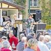 (tk)   Zu einem „Openair Nachwuchsspezial“ lud das Bismarck Basement in die Obere Saline. Der Wettergott zeigte sich gnädig, so dass die drei jungen Jazzbands bei Sonnenschein ihre Auftritte absolvieren konnten. Johann Stößel, der zurzeit sein freiwilliges soziales Jahr beim Kulturreferat der Stadt Bad Kissingen ableistet, begrüßte das Publikum und zeigte sich erfreut vom Zuspruch der anfänglich knapp hundert Besucher und lobte das familiäre Ambiente des Parks beim Bismarck Museum. Das Openair wurde von der Band „Addi Blümm & friends“ aus dem Landkreis Rhön-Grabfeld eröffnet. Mit frei interpretierten Blues-Klassikern sorgten die jungen Musiker sofort für die passende Stimmung. Da wundert es nicht, dass die vier Jazzer immer wieder begeisterten Applaus für ihre Rhythmen ernteten. Aus Schweinfurt kommen die vier jungen Männer, die sich unter dem Namen „Spazz“ zusammengefunden haben. Zu ihrem Repertoire gehören Latin und Swing, aber auch Eigenkompositionen. Nach einer gut zweistündigen Mittagspause folgte ein Workshop unter dem Motto „Jazz for kids“. Kleine Besucher ab fünf Jahren konnten sich hier experimentell dem Erlebnis Jazz nähern. Durchgeführt wurde der Workshop von der Nürnberger Gruppe „Satin November“, die auch im Anschluss einen rund einstündigen eigenen Auftritt hatte. Für die Bewirtung der Gäste sorgten die freiwilligen Helfer des FC 06 Bad Kissingen.