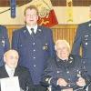 Seit 70 Jahren Mitglied in der Feuerwehr (vorne von links): Albin Siedler und Karl Jarosch. Dahinter (von links): stellvertretender Kommandant Stefan Röhrig, Feuerwehrvereinsvorsitzender Rainer Schulz und Kommandant Roland Schmitt.