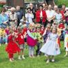 (chk)   Seinem Namen alle Ehre machte der Rimparer Schleifwegkindergarten Kunterbunt: Mit einem farbenfrohen Sommerfest, zu dem Eltern, Großeltern und Kinder gekommen waren, feierte man gemeinsam. Besonderer Blickfang war die Theateraufführung nach dem Jahresthema des Kindergartens „Fit und gesund in Kunterbunt“. Den Kleinen und Kleinsten wird dabei gesunde Ernährung in Form von Obst- und Gemüsetellern sowie viel Bewegung näher gebracht. Seit September 2008 hat das Team um Leiterin Christine Gruß viel in Bezug auf eine richtige Nahrungsweise erarbeitet. In dem Singspiel konnte man passend zum Thema dann „lebende Vitamine“ (siehe Foto) bewundern. Eine Sinnesstraße sowie Kaffee, Kuchen und eine Grillstation rundeten das Programm auch kulinarisch ab.