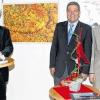 (ger)   Ungewöhnliche Luftaufnahmen und Spiegelbilder von Fotograf Bruno Schneyer (Zeil) sind in der Sparkassengalerie Haßfurt zu sehen. Titel: „Von Oben/Spiegelbilder“. Die Serie „Von oben“ zeigt 16 Luftaufnahmen aus dem Jahr 2005 zwischen Haßbergen, Maintal und Steigerwald. Real und abstrakt zeigen sie die schlichte Schönheit Frankens. Für die „Spiegelbilder“ hat Schneyer in New York, Paris, Wien, Rom, Locarno und Volterra Fenster fotografiert, in denen sich die Umgebung widerspiegelt. Die Ausstellung ist bis 5. Juli zu sehen. Am Freitag, 3. Juli, beim Haßfurter Musik- und Kunstfestival ist die Galerie von 18.30 bis 24 Uhr geöffnet. Im Bild (von links) Bruno Schneyer, Hans-Georg Schubert und der Vorstandsvorsitzende der Sparkasse Ostunterfranken, Peter Schleich.
