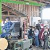 (b)   Eine Tagesgruppe der Julius-Kardinal-Döpfner-Schule in Schweinfurt besichtigte das Sägewerk Gleitsmann in Unterspiesheim. Interessiert beobachteten die Sechs- bis Achtjährigen Kinder die nötigen Arbeitsschritte, um aus einem Baumstamm Bretter herzustellen. Am meisten beeindruckten jedoch die großen Maschinen und Fahrzeuge des Sägewerkbetriebes. Außerdem bestand für die Tagesstättenkinder die Möglichkeit, selbst einen Stamm an der Gattersäge zu schneiden.