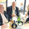 Wechsel im Würzburger Weindorf (von links): der neue Wirt Jan Endres (Alte Mainmühle), der scheidende Vorsitzende Gerhard Pröschel, sein Nachfolger Peter Müller-Reichart mit seiner Frau Carmen und der neue Stellvertreter Andreas Korger (Greifenstein).
