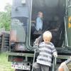 In der Funkkabine auf einem Zweitonner der Bundeswehr durften Kinder einmal über echten Militärfunk sprechen.