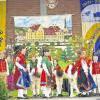 Die Mädchen und Buben der Grundschule Versbach präsentierten zum 100. Geburtstag der Bildungseinrichtung fränkische Trachtentänze.