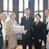 Eine Schweinfurt-Fassung des Monopoly-Spiels ist ab sofort erhältlich. Bei der Präsentation (von links) Claudia Graser (Schweinfurt erleben),  Claudia Kraus (Spielerei Wolfsgasse), OB Gudrun Grieser, Michael Tschiggerl (Spieleverlag Winning Moves), Ingrid Demmer (Galeria Kaufhof) sowie Thomas und Gisela Schierling (Spielwaren Schierling).