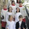 (bp)   Vier Kinder gingen in Weichtungen zur Erstkommunion. Begleitet von Pfarrer Finger und der Ransbachtaler Blasmusik zogen sie von der alten Schule zur Kirche. Der Gottesdienst stand unter dem Motto „Mit Jesus in einem Boot“. Dazu war eigens ein Boot im Altarraum aufgestellt worden.