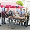 Auf einer historischen Bahre wird der frühere BRK-Kreisgeschäftsführer Adolf Saam versorgt von (von links) Thomas Schlott, Raimund Heiny, Gerold Kestler, einer Rot-Kreuz-Schwester, Edith Metz, dem stellvertretenden Landrat Helmut Will und Bürgermeister Bruno Altrichter.