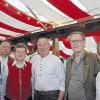 In gespannter Erwartung (von rechts): Festwirt Michael Hahn, Festorganisator Horst Waibel, Hofbräu-Chef Hans Haug, Oberbürgermeister Georg Rosenthal und Andrea Haug.