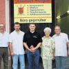 (pau)   Mit einem großen Betriebsfest feierte das Maler-, Verputzer- und Tapeziergeschäft Hergert in Sickershausen sein 50-jähriges Firmenjubiläum. Gleichzeitig feierten die Mitarbeiter, Vertreter der Malerinnung, Geschäftsfreunde und Freunde der Familie den 75. Geburtstag des Senior-Chefs Friedrich Hergert. Außerdem ehrte Inhaber Manfred Hergert zwei langjährige Mitarbeiter. Manfred Hergert erinnerte an die Firmengründung am 1. Mai 1959, mit der Vater Friedrich den Sprung in die Selbstständigkeit wagte. Die Firma am Kirchplatz 1 war zunächst ein Ein-Mann-Betrieb. Ein Herkules-Moped mit Anhänger war das erste Firmenfahrzeug, das heute noch fahrbereit ist. Großer Dank gebühre auch seiner Mutter Margarete beim Aufbau des Betriebes. Heute beschäftigt Maler Hergert drei fachkundige Gesellen und zwei Auszubildende. Für die langjährige Treue zur Firma ehrte Manfred Hergert Andreas Motscha, der 1992 in den Betrieb eintrat. Ein Abschiedsgeschenk überreichte Hergert  an Patrick Meier, der seit 1995 in der Firma arbeitete und jetzt in den Betrieb seines Vaters eingetreten ist. Im Bild von links: Inhaber Manfred Hergert, Andreas Motscha, Patrick Meier und die Senior-Chefs Margarete und Friedrich Hergert.