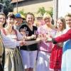 (iko) Die „Hölljugend“ in Obereisenheim sowie deren neunköpfige Vorstandschaft um Nadine Petschler blicken äußerst zufrieden auf ihre „Höllentage“ am Wochenende zurück. Zwar konnte das Straßenweinfest der Dorfjugend aufgrund der Dorferneuerung nicht zwischen den reizvollen Winkeln des Weinorts durchgeführt werden, aber der Festplatz rund um die Halle der Gebietswinzergenossenschaft Franken ist von den Gästen angenommen und gelobt worden. Am Sonntag galt als besonderer Augenschmaus der Besuch mehrerer Weinprinzessinnen und weinseliger Symbolfiguren aus der Region: (von links) „Wipfelder Zehntgraf“ Albert Kestler, die Weinprinzessinnen Christina Baumgärtner und Laura Endres aus Wipfeld und Escherndorf, der „Obervolkacher Landsknecht“ Michael Staudt, Vorsitzende Nadine Petschler von der ausrichtenden Hölljugend, die Weinprinzessinnen Marina Bach, Ann-Kathrin Krämer und Rebekka Schmitt aus Untereisenheim, Obereisenheim und Frankenwinheim sowie der „Obereisenheimer Teufel“ Heribert Prust.