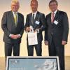 Die Kolitzheimer Blitzstrom GmbH wurde in München mit dem Gütesiegel „Bayerns Best 50“ ausgezeichnet. Geschäftsführer Daniel Ziegler (Mitte) konnte die Urkunde und anerkennende Worte von Bayerns Wirtschaftsminister Martin Zeil (links) und Ralf Broschulat, Vorstand der Ernst & Young AG, entgegennehmen.