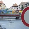 Nichts ging mehr seit dem Mittwochvormittag am Marktplatz in Münnerstadt. Dort wurde mit dem Aufbau des Auto-Scooters begonnen, der beim Stadtfest am Wochenende für Volksfest-Atmosphäre sorgen soll. Seit Mittwochnachmittag ist auch der Anger gesperrt.