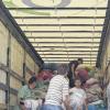 (-ner)   Mehr als 50 Tonnen gut erhaltene Kleidung und Schuhe haben 59 katholische Pfarrgemeinden aus dem Landkreis zu Gunsten des katholischen Hilfswerks Missio gesammelt. Organisiert wurde die Sammlung vom Diözesanbüro für Schweinfurt Stadt und Land. „Wir haben Dank der hervorragenden Mitarbeit der vielen ehrenamtlichen Helferinnen und Helfer aus den Pfarrgemeinden wieder ein sehr gutes Ergebnis erzielt“, freut sich Organisator Richard Keller, Geschäftsführer des Diözesanbüros Schweinfurt. Trotz der vielen gewerblichen Sammlungen, die im Vorfeld in den Landkreis-Gemeinden stattgefunden hätten, habe man mehr als drei große Jumbo-Lastwagen füllen können. In Brebersdorf (im Bild) und Schwanfeld luden Helfer die in den einzelnen Pfarreien gesammelten Säcke und Kartons auf die Lkws um. Besonders freute sich Richard Keller über die Mitarbeit vieler Jugendlicher. Die Sammlung wurde in Zusammenarbeit mit der Aktion „Chance Eine Welt“ durchgeführt. Die „Chance Eine Welt“ ist eine Kooperation von Missio München und der „Aktion Hoffnung“ der Diözese Augsburg. Der Erlös der Sammlung geht komplett an das katholische Hilfswerk Missio.