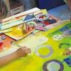 (kgb)   Großer Tag für kleine Künstler: Zu einer Kunstausstellung lädt der Kindergarten Waigolshausen am Sonntag, 12. Juli, ein. Zu sehen und zu kaufen werden dort die Ergebnisse eines besonderen Projekts sein. Seit etwa sechs Wochen arbeiten die Kinder mit ihren Erzieherinnen an dem Projekt „mit Kindern Kunst erleben“. Den Auftakt machte dabei der Besuch in einem Atelier. Anschließend richteten sich die Kleinen in ihrem Kindergarten eine eigene Kunstwerkstatt ein. Wände und Böden wurden abgeklebt, Staffeleien aufgestellt, Tische zusammengerückt. Wochenlang wurde mit Kohle, Öl, Pastellkreiden und Acrylfarben gemalt, wurden verschiedene Drucktechniken ausprobiert, entstanden Stillleben, Selbstporträts, Stadtansichten, abstrakte und Höhlenmalerei. Inzwischen laufen die letzten Vorbereitungen für die Vernissage im Kindergarten, die etwa um 14 Uhr beginnt.